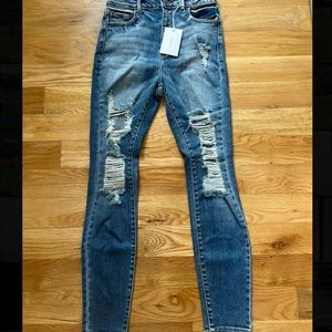 Cello size 7 women’s ripped jeans NWT